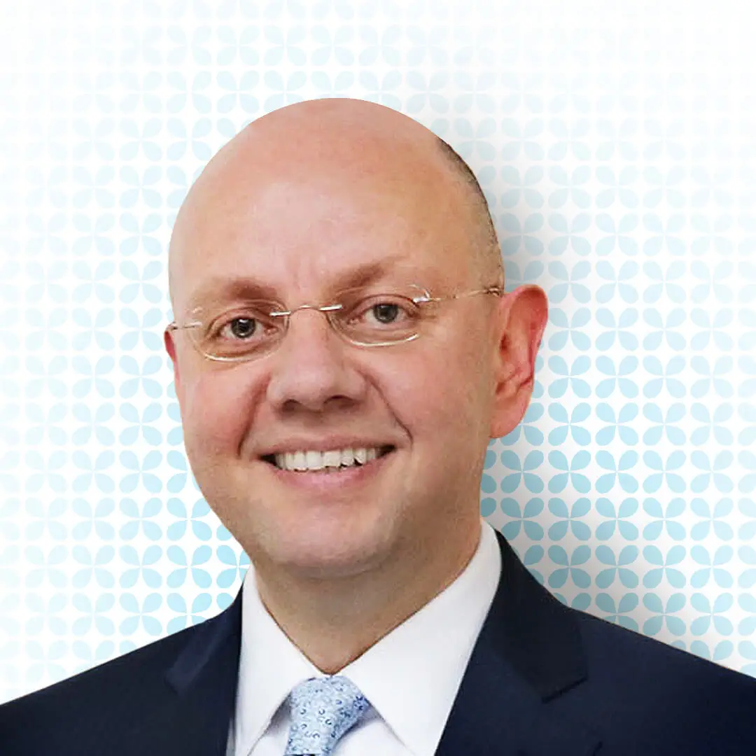 Dr. Ammar Safar, Chief Medical Officer and Consultant opthalmologist in  Cataract and Vitreoretinal Surgery specialist at Moorfields Eye Hospital Dubai.