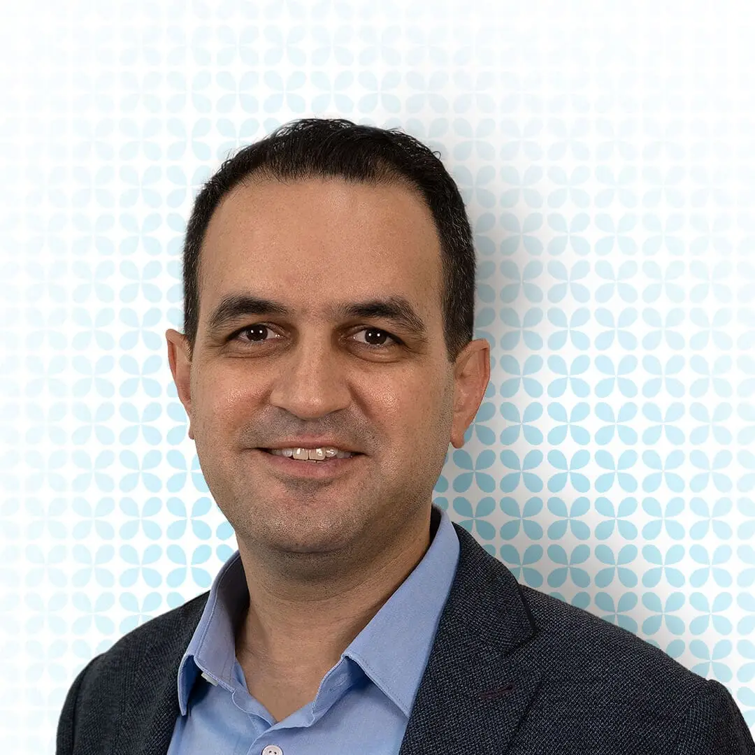 Dr. Qasiem Nasser, visiting opthalmologist in oculoplastic surgery specialist at Moorfields Eye Hospital in Dubai and Abu Dhabi.